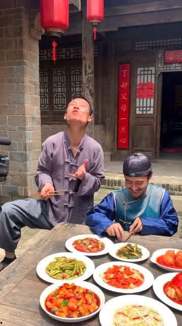 满朝官员齐吃瓜,满朝官员共赏瓜香，揭秘官场百态