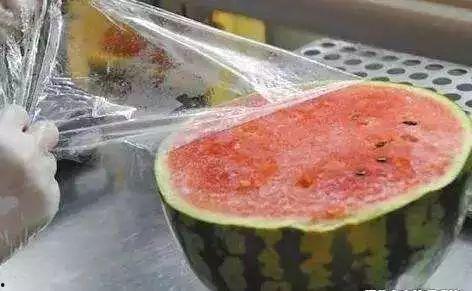 青岛男子假装吃瓜,一场网络狂欢背后的真相